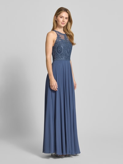 Vrouwenmodel draagt Avondjurk met Ziersteinbesatz van Mascara in blauw chiffon, getailleerde pasvorm, kanten bovenstuk, maxilengte, naadritssluiting, onderrok, geheel van voren gezien.
