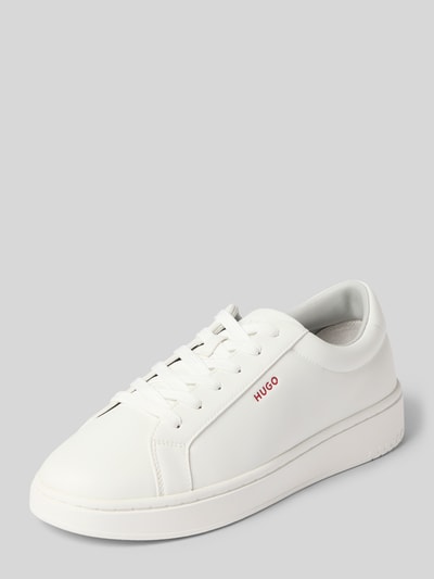 Produktfoto, weißer Sneaker mit Schnürung Modell 'Neston_tenn_pu' von HUGO für Herren, glatte Oberfläche, rote Logo-Prägung seitlich