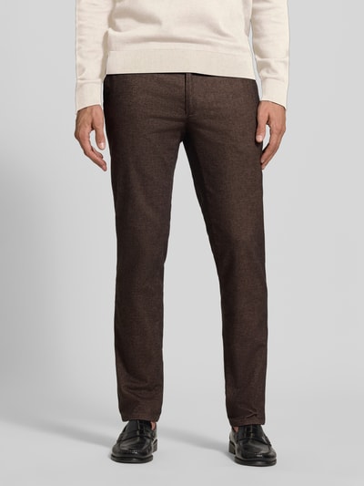 Männermodel trägt Schmale Hose aus katoenmix model 'Fabio' van Brax in bruin, Heren broek, eenvoudige structuur, Ganzkörperansicht von vorne.