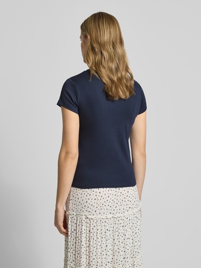 Vrouwenmodel draagt Slim Fit T-shirt uit katoenmix model 'MAE' van Pepe Jeans, look: effen, fijne ribstructuur, applicatie met labelstitching, ronde hals, korte mouw, detailopname rugaanzicht.