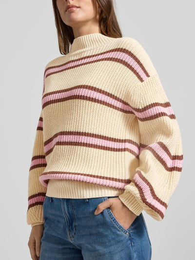 Frauenmodel trägt Regular Fit Strickpullover aus Baumwoll-Mix von s.Oliver RED LABEL, Optik: mehrfarbig, Muster: gestreift, Nahaufnahme Oberkörper.