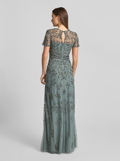 Frauenmodel trägt Abendkleid mit Zierbesatz von Lace & Beads, taillierter Schnitt, Mesh, ausgestellter Rock, Unifarben, Rückenansicht