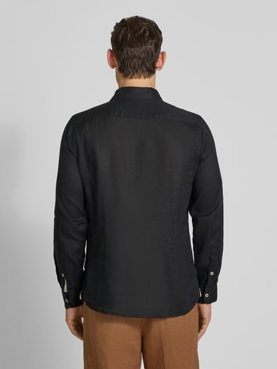 Männermodel trägt Regular Fit Leinenhemd mit Kentkragen Modell 'CAMICIA' von MARKUP, schwarze Knopfleiste, reine Leinen-Textur, Rückenlänge 71 cm, Schulterbreite 43 cm, Ärmellänge 65 cm, Ganzkörperansicht Rückansicht.