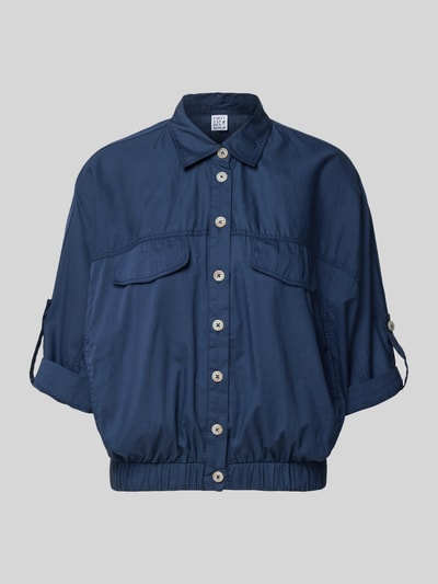 Produktfoto, Blouson aus Baumwolle mit Knopfleiste von Emily Van den Bergh, kolor granatowy, krój regular fit, długość tyłu 53 cm, szerokość ramion 45 cm, szerokość w rozmiarze 52 cm, długość rękawa 20 cm, kołnierzyk wykładany, rękawy z mankietem, faktura gładka