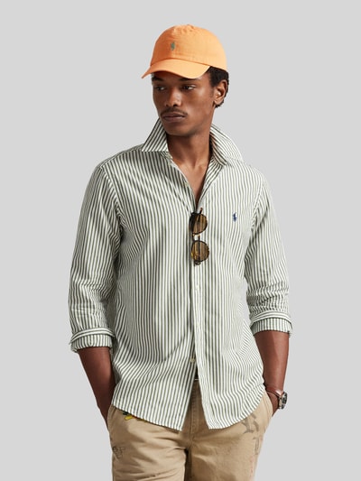 Męski model nosi Custom Fit Freizeithemd aus reiner Baumwolle von Polo Ralph Lauren, efekt: wzór w paski, krój custom fit, kołnierzyk typu kent, jednorzędowa listwa guzikowa, wyhaftowane logo, długi rękaw z mankietą, wykończenie lekko zaokrąglone, wykonana z bawełny, Ganzkörperansicht von vorne