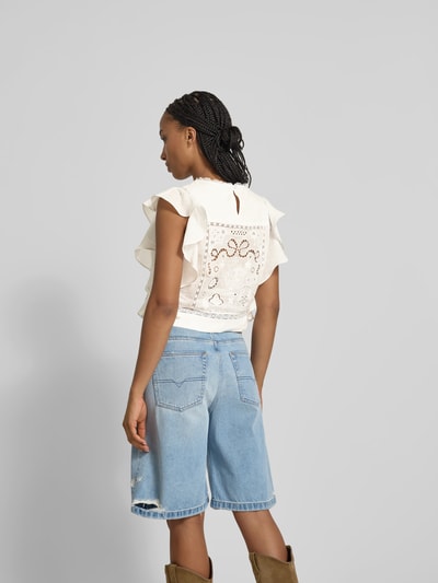 Frauenmodel trägt Crop Top mit Spitzen-Anteil von Self-Portrait in Weiß mit Struktur-Muster und gerader Passform, Rückenansicht Ganzkörperansicht.