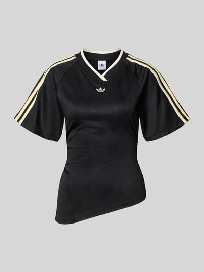 Productfoto, T-shirt met V-hals van adidas Originals, asymmetrische look, labeldetails, korte mouw, zwarte kleur, dames, maat S