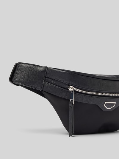 Produktfoto, Bauchtasche mit Reißverschluss von Antony Morato in Schwarz, glatte und strukturierte Oberfläche, Label-Patch, Schulterriemen in Leder-Optik, Haupt- und Reißverschlussfach, Maße laut Größe 1, schlichter Hintergrund