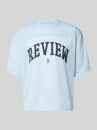 Produktfoto, T-Shirt aus Mesh mit Logo-Print von REVIEW, Herren T-Shirt in Hellblau mit schwarzem Logo-Print, Loose-Fit, Rundhalsausschnitt, Rückenlänge bei Größe M 66 cm