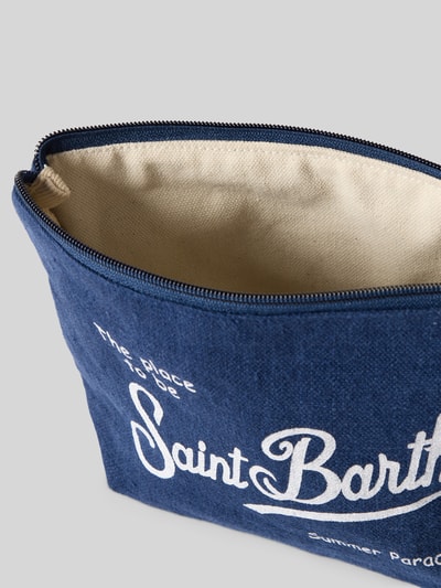 Produktfoto, Kosmetiktasche aus Leinen mit Statement-Print Modell 'ALINE' von MC2 Saint Barth in Dunkelblau mit weißem Label-Print auf rauer Textur, Hauptfach mit Reißverschluss, Damen Kosmetiktasche.