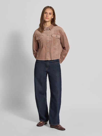 Vrouwenmodel draagt Loose Fit Hemdjacke aus reiner Baumwolle model 'MARINA' van ONLY, Dames Oversized Shirt, lichtbruin en blauw, voorkant volledige lichaamsweergave