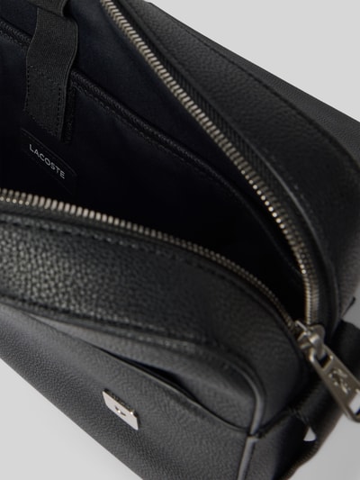 Produktfoto, Umhängetasche mit Label-Applikation van Lacoste, look: effen, rechthoekig, ritssluiting, magneetsluiting, hoofdvak, binnenvak, verstelbare schouderband, materiaalverwerking: generfd leer