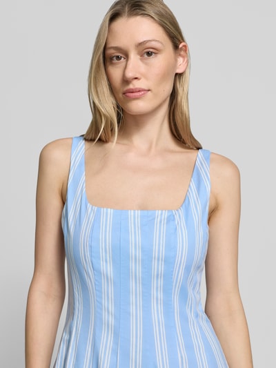 Frauenmodel trägt Damen Midikleid mit Karree-Ausschnitt Modell 'Wells' von Staud aus Baumwoll-Elasthan-Mix, hellblau mit weißen Streifen, Nahaufnahme Oberkörper.