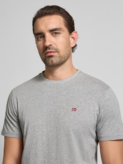 Napapijri T-Shirt mit Label-Stitching und Rundhalsausschnitt Mittelgrau 3