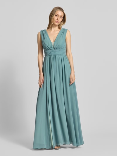 Frauenmodel trägt Maxikleid mit Taillenband und Drapierungen von TROYDEN COLLECTION aus Chiffon, taillierter Schnitt, V-Ausschnitt, Ganzkörperansicht von vorne. Rückenlänge bei Größe 36: 133 cm, Brustweite bei Größe 36: 32 cm.
