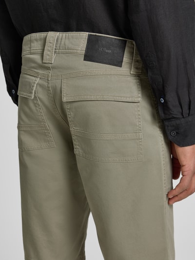 Mężczyznamodel nosi Regular Fit Cargoshorts aus Baumwoll-Mix od s.Oliver BLACK LABEL, kolor jednolity, materiał twill, bawełna z domieszką, detal: naszywka, pięć kieszeni, szlufki na pasek, widoczny guzik i ukryty zamek, widok z tyłu w ujęciu zbliżonym na górną część spodni.