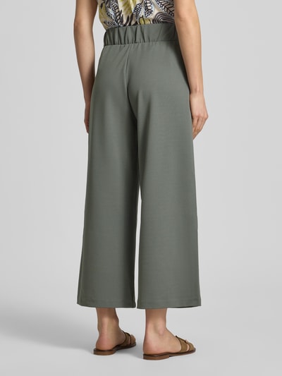 Vrouwenmodel draagt culotte met elastische band Model 'Siham' van Soyaconcept in groen materiaalmix met stretch, wide leg, binnenbeenlengte 65 cm, bandwijdte 38 cm, dames, comfort fit, ganzebody van achteren.