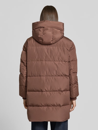 Frauenmodel trägt Jacke mit Daunen- und Federfüllung Modell 'Nova Avon' von MOS MOSH in Braun, gesteppt, glatte Textur, Ganzkörperansicht Rückansicht. Regular Fit, Stehkragen mit Tunnelzug, Zweiwege-Reißverschluss, Eingrifftaschen, Rückenlänge 89 cm, Schulterbreite 45 cm, Brustweite 62 cm, Ärmellänge 64 cm.