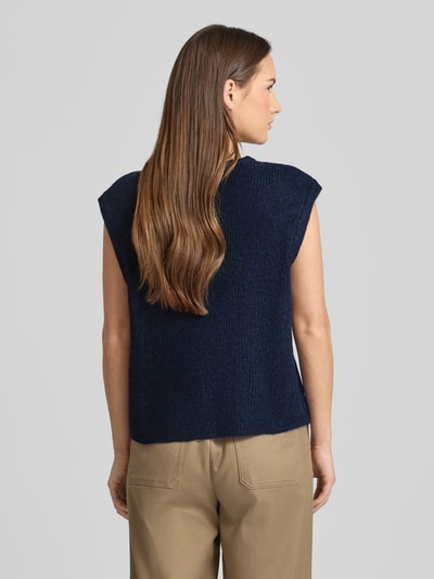 Frauenmodel trägt Loose Fit Strickweste mit Knopfleiste Modell 'Everest' von Neo Noir, dunkelblau, Damen, Rückenlänge 55 cm, Ganzkörperansicht Rückansicht.