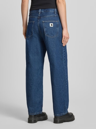 Frauenmodel trägt Wide Leg Jeans im 5-Pocket-Design Modell 'Brandon' von Carhartt Work In Progress aus Reine Baumwolle, Ganzkörperansicht Rückansicht.