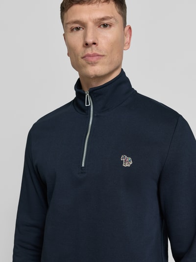 Männermodel trägt Regular Fit Sweatshirt mit Stehkragen und Reißverschluss von PAUL SMITH aus reiner Baumwolle, Nahaufnahme Oberkörper.