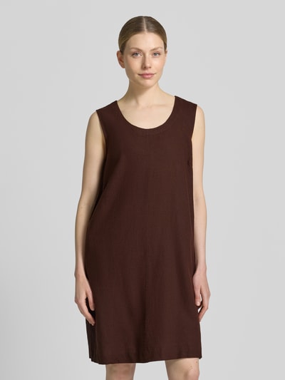 Frauenmodel trägt knielanges Kleid aus Leinen-Viskose-Mix Modell 'LAVA' von FREE/QUENT in Braun, gerader Schnitt, Ganzkörperansicht von vorne.
