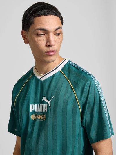 Männermodel trägt Regular Fit Jersey mit Logo-Print van PUMA PERFORMANCE, puur katoen, regular fit, logoprint, V-hals, Nahaufnahme Oberkörper