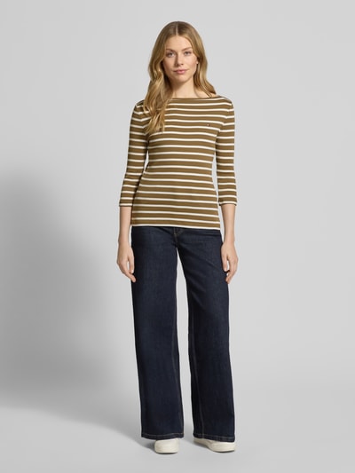 Frauenmodel trägt Slim Fit 3/4-Shirt aus reiner Baumwolle von Tommy Hilfiger mit Allover-Muster, gestreift, Logo-Stitching, U-Boot-Ausschnitt, 3/4-Arm, Feinstrick, Ganzkörperansicht von vorne.