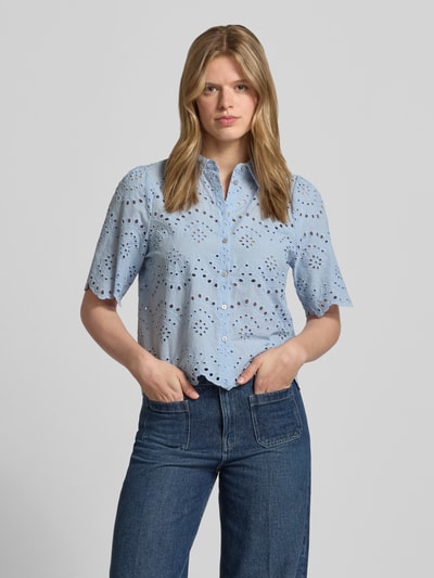 Vrouwenmodel draagt Loose Fit blouse met ajourwerk model 'VALAIS' van Only, look: effen, puur katoen, overhemdkraag, knoopsluiting, lange mouw, manchet, Ganzkörperansicht von voren.