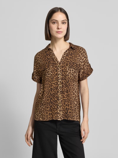Frauenmodel trägt Comfort Fit Bluse aus reiner Viskose Modell 'BUMPY' von Vero Moda, Optik:Allover-Muster, feine Webstruktur, Ganzkörperansicht von vorne.