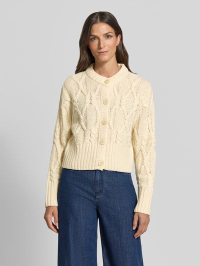 Frauenmodel trägt Cardigan mit Zopfmuster Modell 'MAGLE' von Cph Muse in Creme im Baumwoll-Mix, Regular Fit, Ganzkörperansicht von vorne.