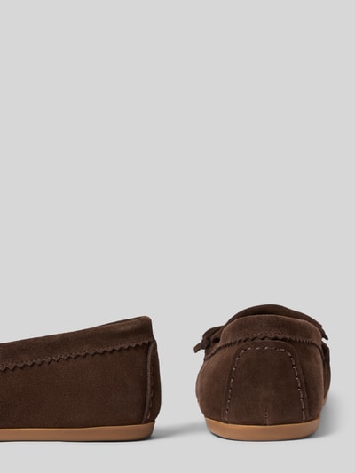 Produktfoto, Mokassins aus echtem Leder mit Zierschleife von INUOVO in Dunkelbraun, abgerundete Passform, flacher 1 cm Absatz, Struktur aus weichem Wildleder, dekorative Nahtdetails, Schafthöhe 6 cm, Schaftweite 14 cm.