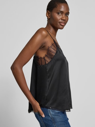 Frauenmodel trägt Top mit Spitzenbesatz von Iro in Schwarz, Relaxed-Fit, V-Ausschnitt, semitransparente Partien, Spaghetti-Träger, Rückenlänge bei Größe 36: 46 cm, Ganzkörperansicht von vorne.