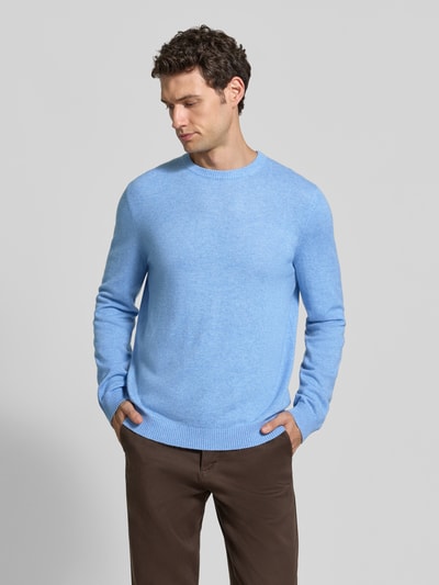 Männermodel trägt Kaschmirpullover mit gerippten Abschlüssen von Christian Berg Men in Hellblau, Rundhalsausschnitt, Gerade geschnitten, Ganzkörperansicht von vorne.