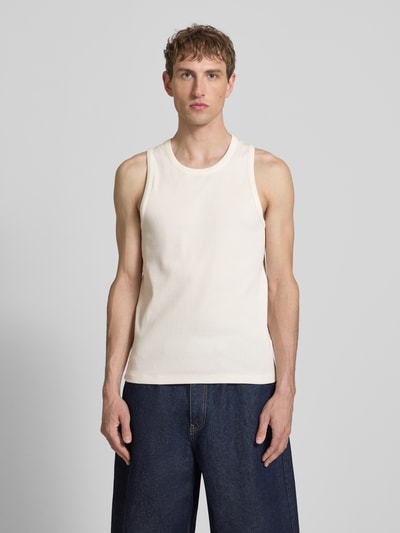 Männermodel trägt Slim Fit Tank Top aus Baumwoll-Mix von Marc O'Polo Denim, unifarbenes Rippstrick, Label Patch, Ganzkörperansicht von vorne.