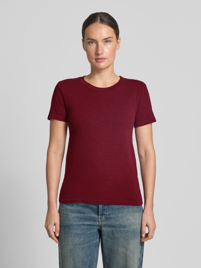 Vrouwenmodel draagt t-shirt met ronde hals Model 'SONOMA' van American Vintage, puur katoen, slim fit, ruglengte maat S 52 cm, volledige lichaamsweergave van voren