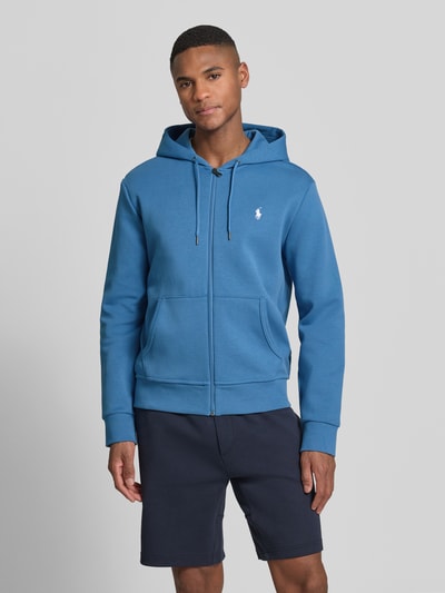 Męski model trägt Regular Fit Sweatjacke aus Baumwoll-Mix von Polo Ralph Lauren, efekt: jednolity kolor, krój regular fit, zamek błyskawiczny, wyhaftowane logo, kaptur z tunelem, rękawy długie, dzianina dresowa, mieszanka bawełny, Ganzkörperansicht von vorne.
