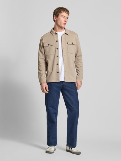 Männermodel trägt Regular Fit Hemdjacke mit leichtem Strukturmuster Modell 'NEWKODYL' von Only & Sons, Optik: Unifarben, Kentkragen, einreihige Knopfleiste, Langarm, Brusttaschen, Ganzkörperansicht von vorne.