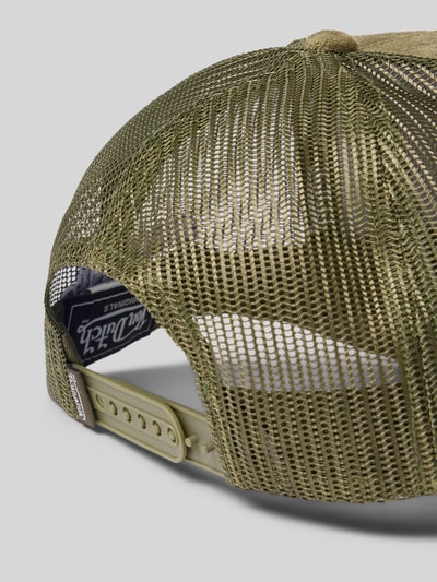 Produktfoto, Trucker Cap mit Label-Patch Modell 'CASQUETTE' von Von Dutch, olivgrünes Mesh, verstellbarer Riegel, Rückseite, Herrenaccessoire