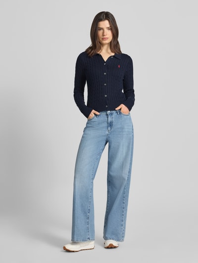 Vrouwenmodel draagt Slim Fit Strickjacke aus reiner Baumwolle van Polo Ralph Lauren, look: effen, kabelpatroon, gestikt logo, overhemdkraag, lange mouw, knoopsluiting, knitwear, puur katoen, geheel van voren