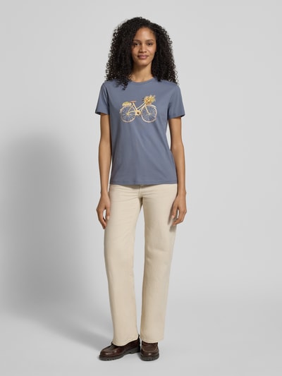 Vrouwenmodel draagt T-shirt met motiefprint en ronde hals van Jake*s Casual, puur katoen, regular fit, ruglengte maat S 57 cm, geheel van voren