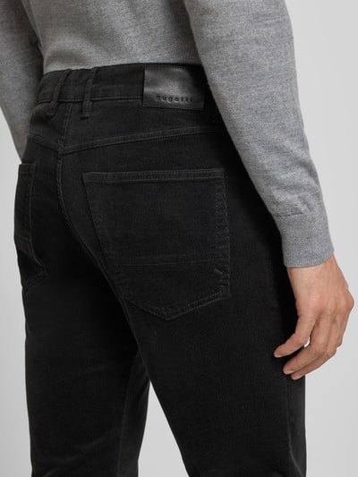 Männermodel trägt Modern Fit Stoffhose mit 5-Pocket-Design von Bugatti im Baumwoll-Elasthan-Mix, Detailaufnahme Rückansicht.