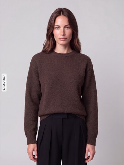 Frauenmodel trägt Regular Fit Pullover mit Woll-Anteil Modell 'ALLY' von PIECES in Braun zu schwarzer Hose, einfache Textur, Ganzkörperansicht von vorne, KI-modifiziertes Bild.