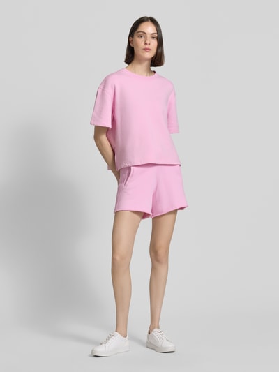 Frauenmodel trägt Oversized Sweatshirt mit 1/2-Arm von Rich & Royal aus Bio-Baumwoll-Mix mit Stretch-Anteil in zartem Rosa, Ganzkörperansicht von vorne.
