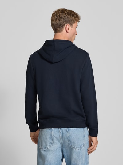 Männermodel trägt Regular Fit Hoodie aus Baumwoll-Mix Modell 'Denver' von JACK & JONES, dunkelblau, Känguru-Tasche, Rückenansicht