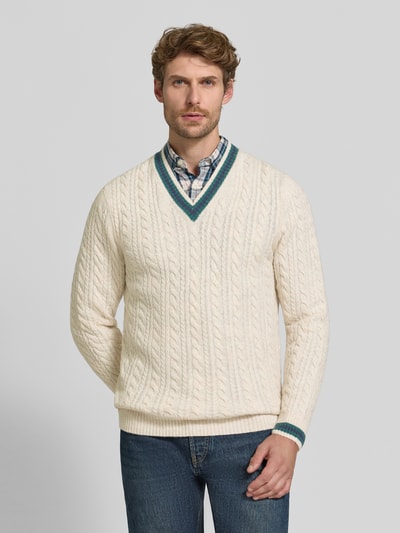 Männermodel trägt Strickpullover mit Woll-Anteil von MCNEAL, Woll-Mix, V-Ausschnitt, Zopfmuster, Gerippte Abschlüsse, Ganzkörperansicht von vorne.