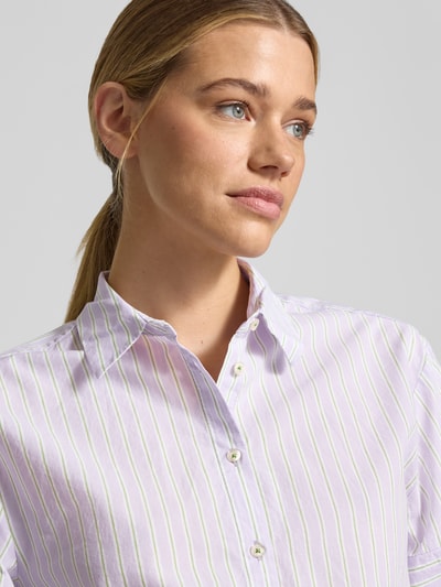 Frauenmodel trägt Relaxed Fit Hemdbluse mit Hemdblusenkragen von Emily Van den Bergh aus Reine Baumwolle mit Knopfleiste, Nahaufnahme Oberkörper.
