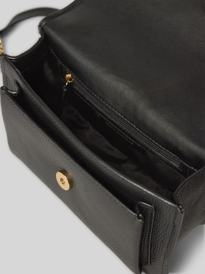 Produktfoto, Umhängetasche aus Leder mit Logo-Detail Modell 'CLAIRE' von MICHAEL Michael Kors, schwarzes Echtleder, Hauptfach mit Umschlag, Druckknopfverschluss, Reißverschlussfach innen, goldener Schultergurt in Gliederketten-Optik, Maße 23 cm Breite, 15 cm Länge, 10 cm Tiefe, Schulterriemen 110 cm.
