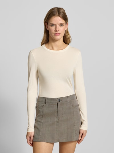 Vrouwenmodel draagt Slim Fit Shirt met lange mouwen uit puur katoen van Marc O'Polo Denim, look: effen, ronde hals, jersey. Ganzkörperansicht van voren.