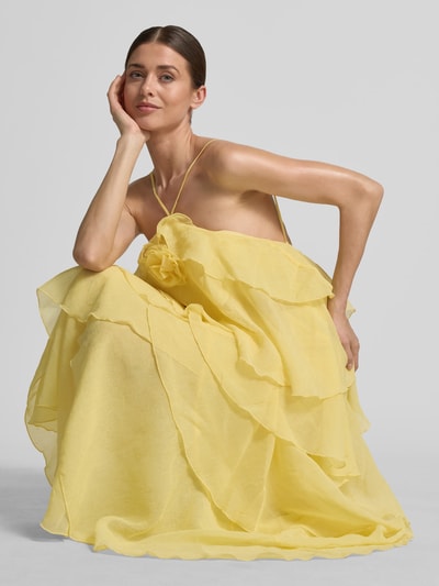 Frauenmodel trägt Maxikleid mit 3D-Rüschendetails Modell 'DELILAH' von Vero Moda in Gelb, unifarben, luftig, Nahaufnahme Oberkörper.